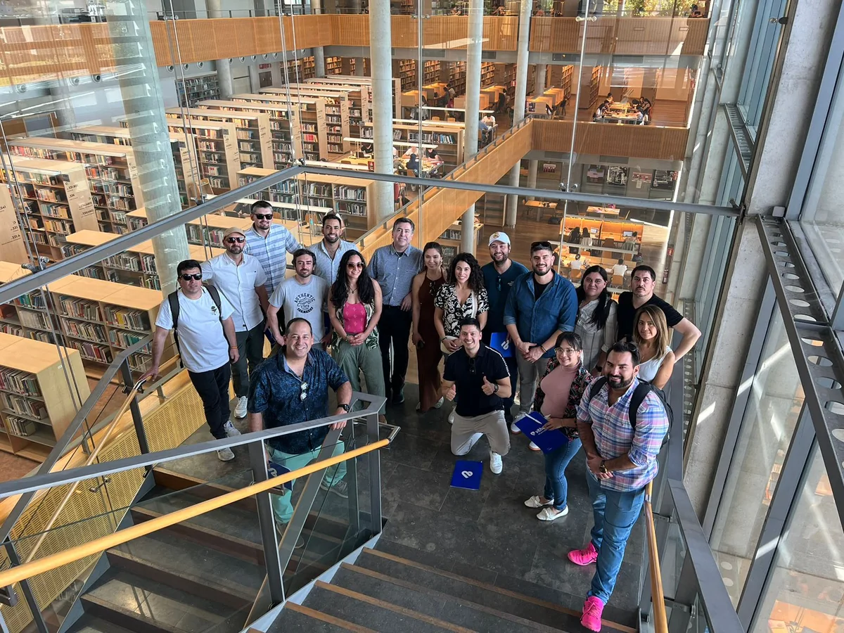 Grupo de alumnos en la biblioteca de la Universidad de Lleida