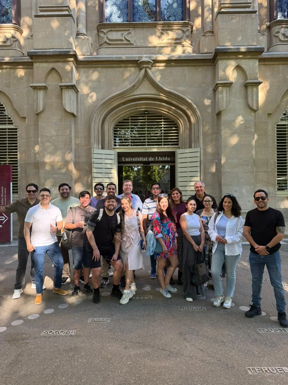 Alumnos en la entrada de la Universidad de Lleida
