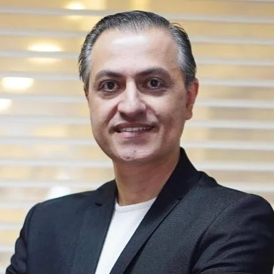 Fotografía de Dr. Faisal Ismail, Dirección y expansión de clínicas